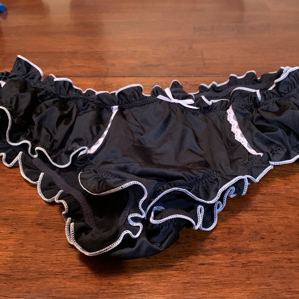 Victoria's Secret Black Ruffled Bikini Bottoms, absolutely adorable black,pink M